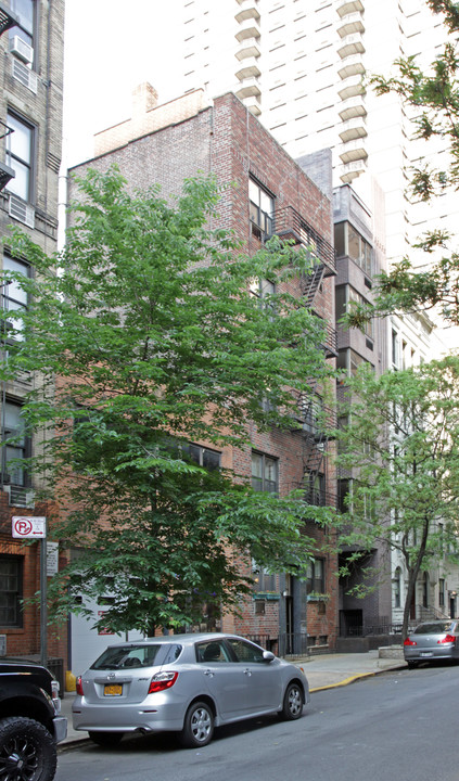 422 E 81st St in New York, NY - Building Photo