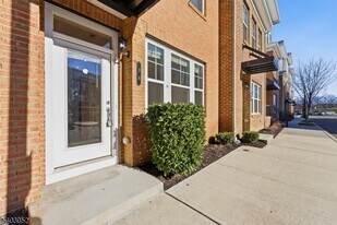 38 Bond St in North Brunswick, NJ - Building Photo