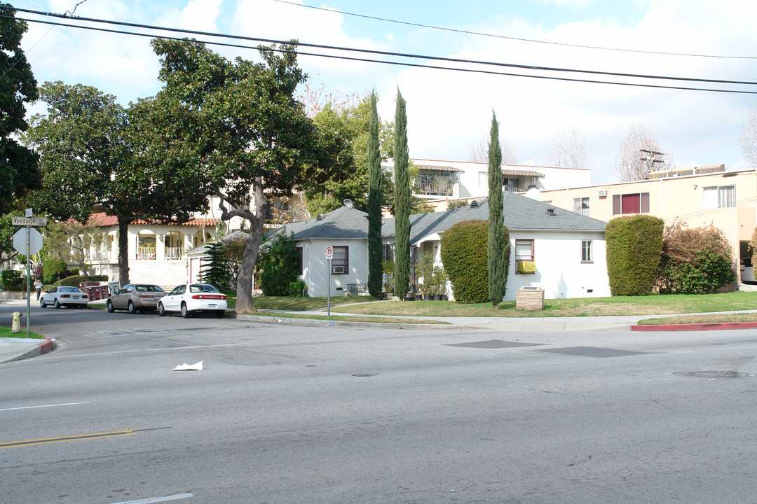 1391 E Windsor Rd in Glendale, CA - Building Photo