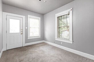 2102 Brackenridge St in Austin, TX - Building Photo - Building Photo