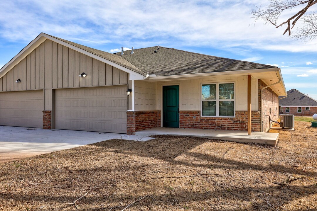 3290 Cemetery Rd in Noble, OK - Foto de edificio