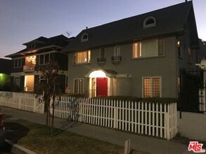 1025 Locust Ave in Long Beach, CA - Building Photo - Building Photo
