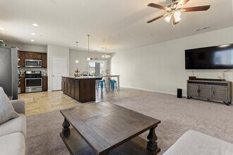 9408 Citrus Creek Dr in Bakersfield, CA - Building Photo - Building Photo