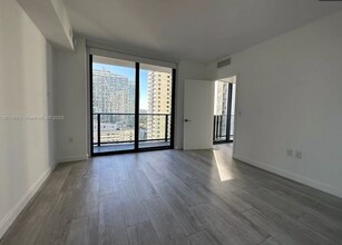 55 SW 9th St, Unit 2106 in Miami, FL - Building Photo - Building Photo