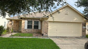 5434 Cinnamon Lake Dr in Baytown, TX - Building Photo