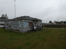 321 E Park Ave in Port Angeles, WA - Building Photo