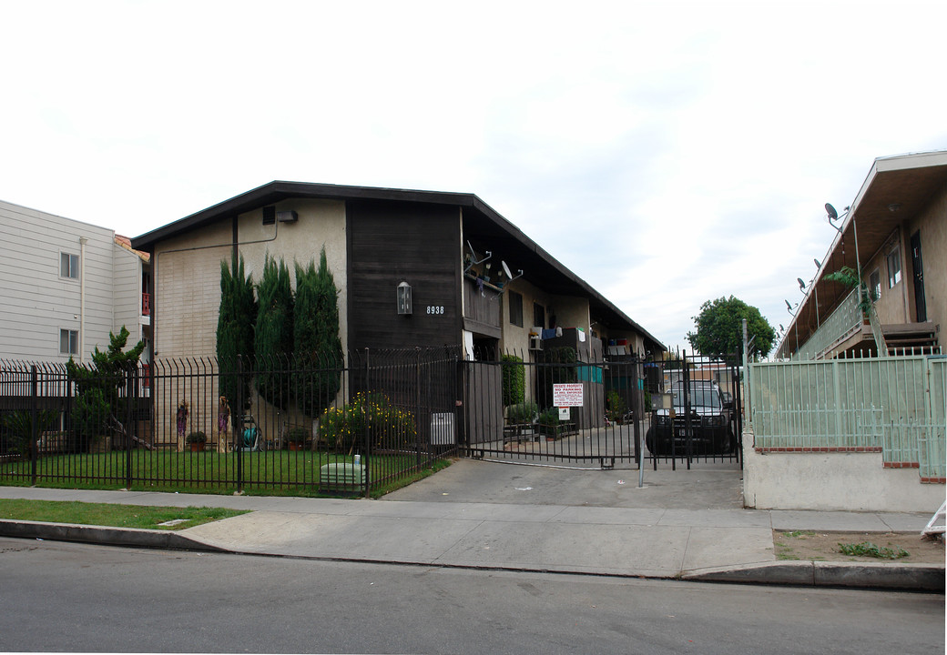 8938 Cedros Ave in Los Angeles, CA - Foto de edificio