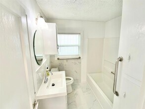 114 Hollaway St, Unit B in La Grange, TX - Building Photo - Building Photo
