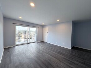 9460 Bay Colony Dr in Des Plaines, IL - Building Photo - Building Photo