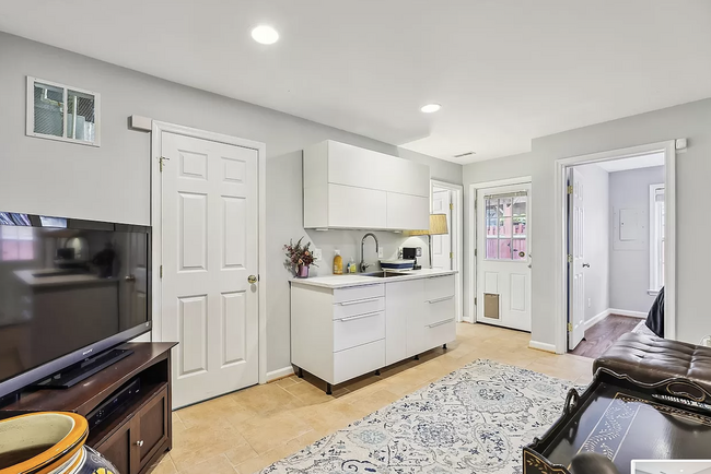 6310 Pine Stand Ln in Alexandria, VA - Foto de edificio - Building Photo