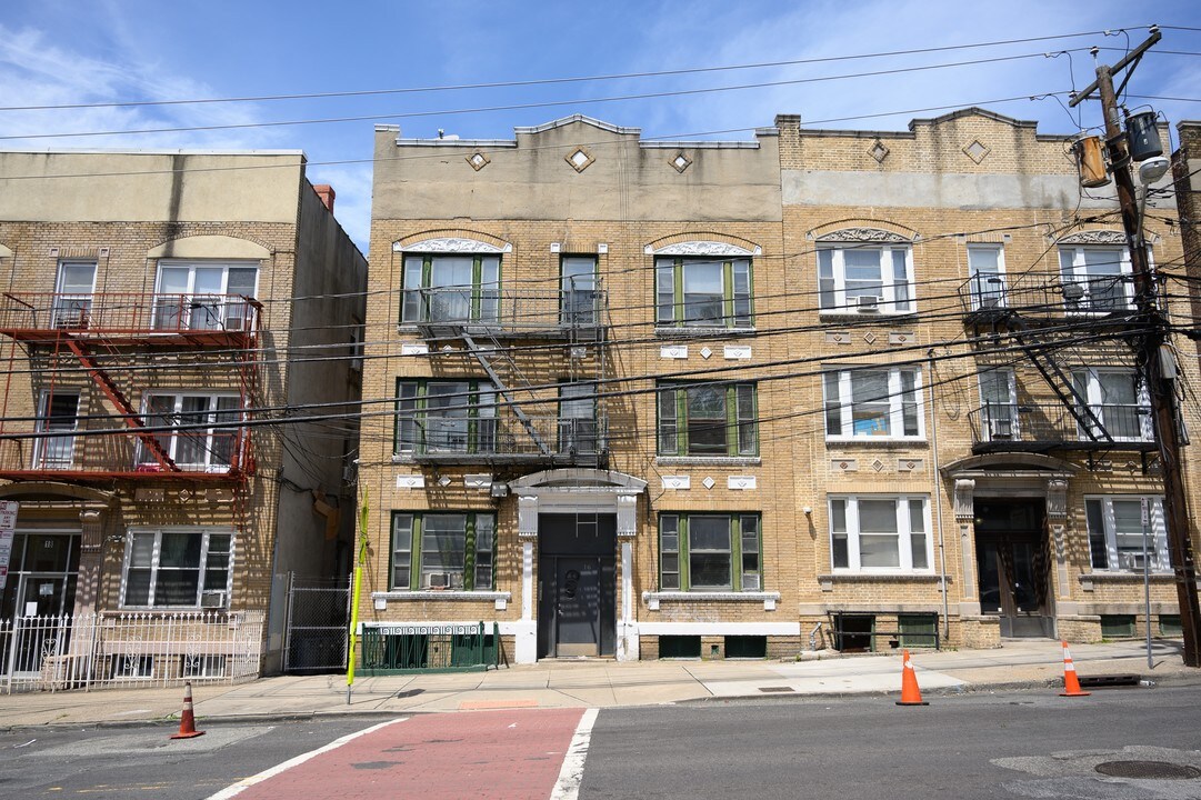 16 Broadway in Jersey City, NJ - Building Photo