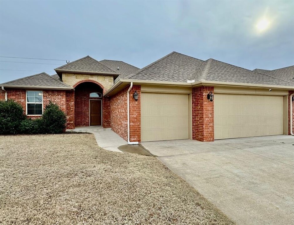 8200 NW 158th St in Edmond, OK - Building Photo