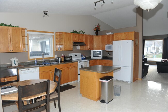 12609 Crystal Lake Dr in Grande Prairie, AB - Building Photo - Building Photo