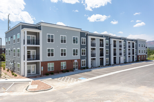 The Edison at Chapel Hills in Colorado Springs, CO - Foto de edificio - Building Photo