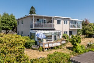 1040 Parker St in White Rock, BC - Building Photo