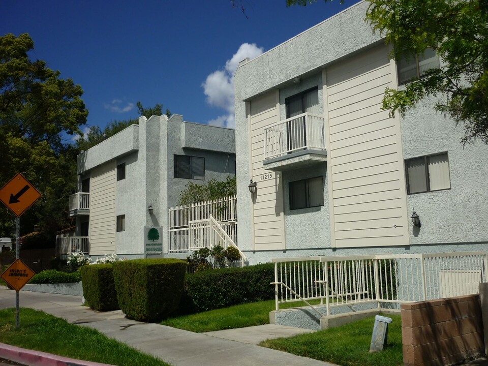 11215 Camarillo Street, in North Hollywood, CA - Foto de edificio