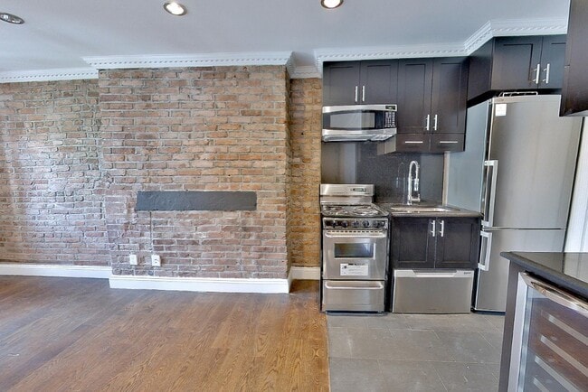208 1st Ave., Unit 3 in New York, NY - Building Photo - Building Photo