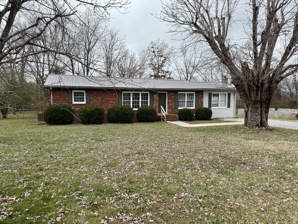 945 Indian Hills Rd in Cookeville, TN - Building Photo