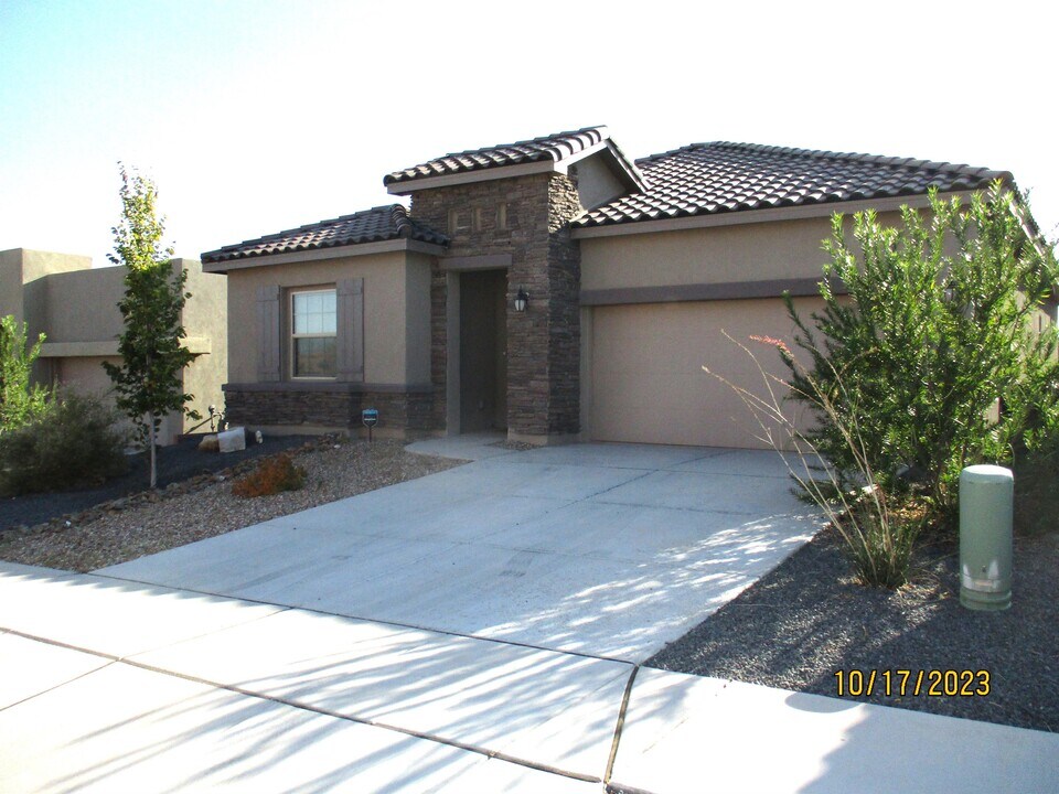 7050 Crystal Dr NE in Rio Rancho, NM - Building Photo