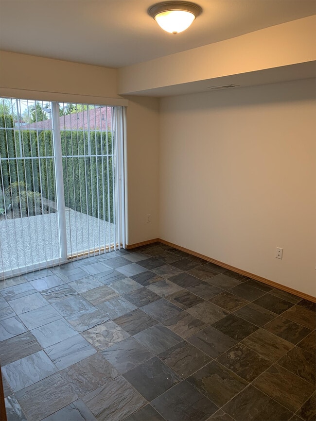 9515 Holly Dr in Everett, WA - Building Photo - Building Photo