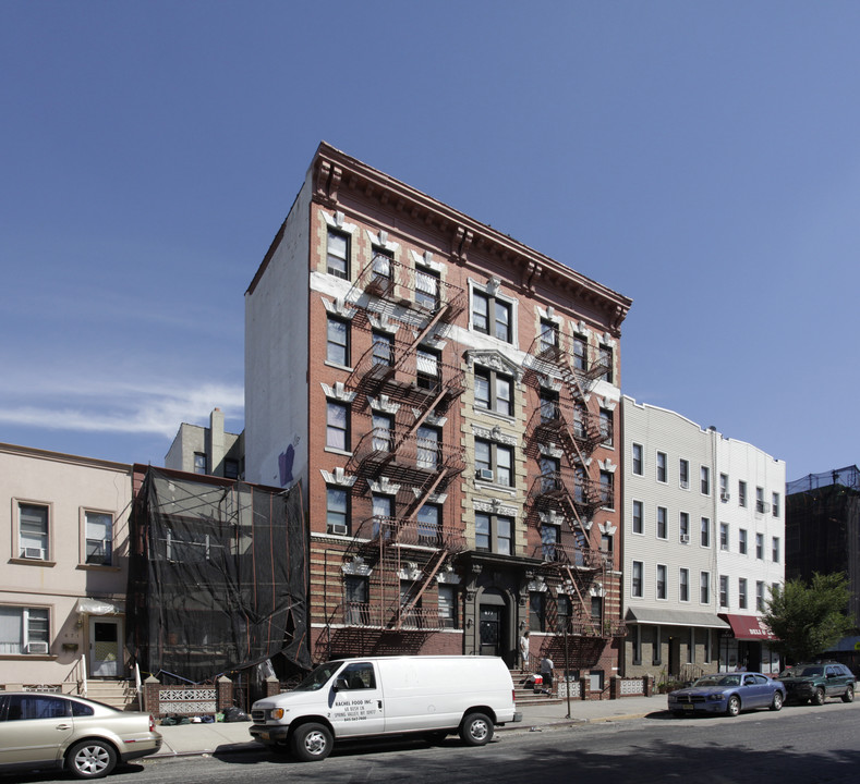 679 Metropolitan Ave in Brooklyn, NY - Building Photo