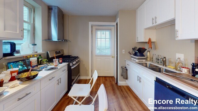 7 Winship St, Unit 1 in Boston, MA - Foto de edificio - Building Photo