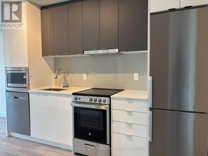 30 Upper Mall Wy in Vaughan, ON - Building Photo - Building Photo