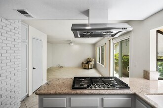 24681 Creekview Dr in Laguna Hills, CA - Foto de edificio - Building Photo