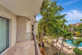 6890 N Kendall Dr in Miami, FL - Building Photo - Building Photo
