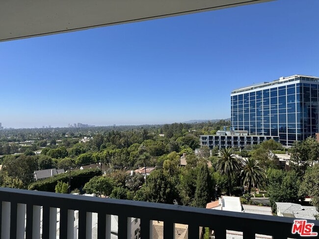 property at 999 N Doheny Dr