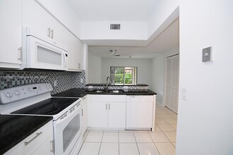 31 Simonton Cir-Unit -31 in Weston, FL - Foto de edificio - Building Photo