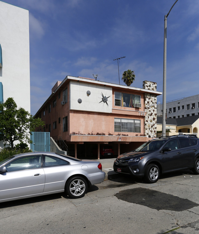 729 S Gramercy Dr in Los Angeles, CA - Building Photo - Building Photo