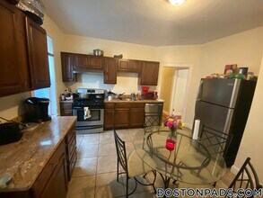 1085 Dorchester Ave, Unit 2 in Boston, MA - Foto de edificio - Building Photo