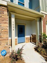 1095 N Village Dr in Decatur, GA - Foto de edificio - Building Photo