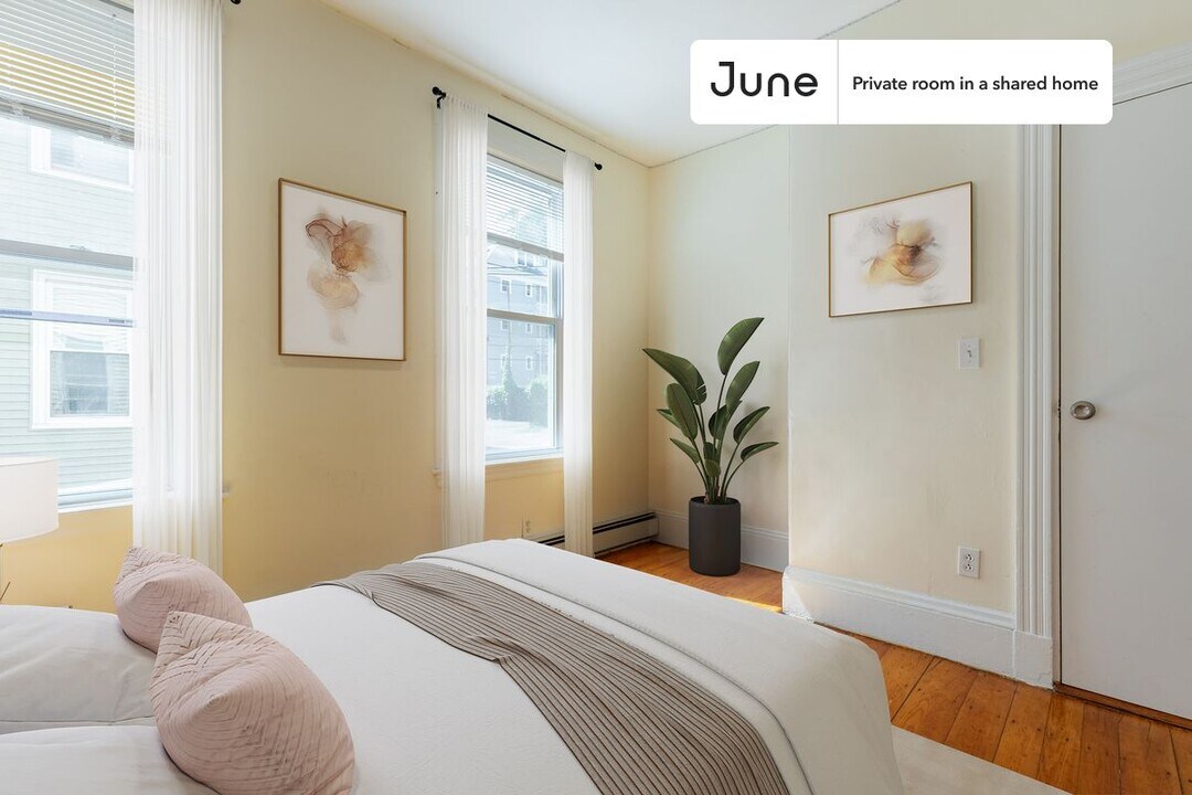 Private bedroom in 4 bed/1.5 bath Home in Boston, MA - Building Photo