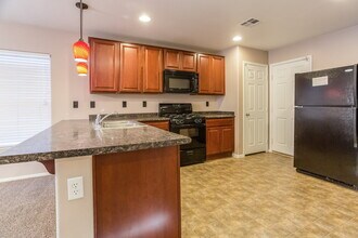 7921 Point Oaks Ct in Las Vegas, NV - Building Photo - Building Photo