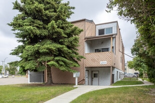 4911 55 St in Red Deer, AB - Building Photo