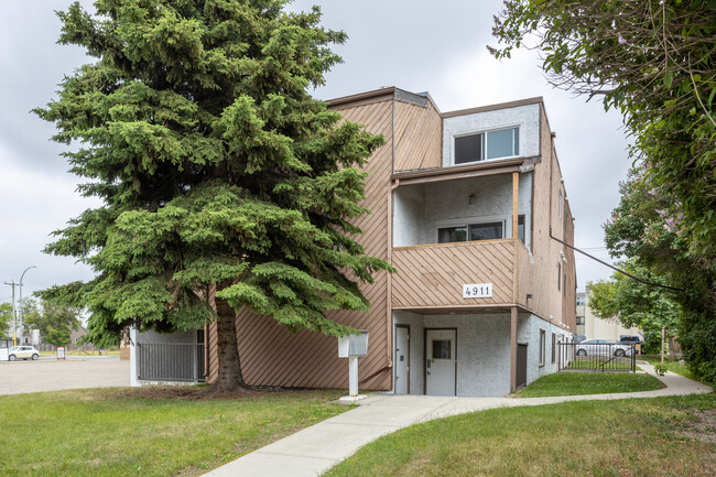 4911 55 St in Red Deer, AB - Building Photo - Primary Photo