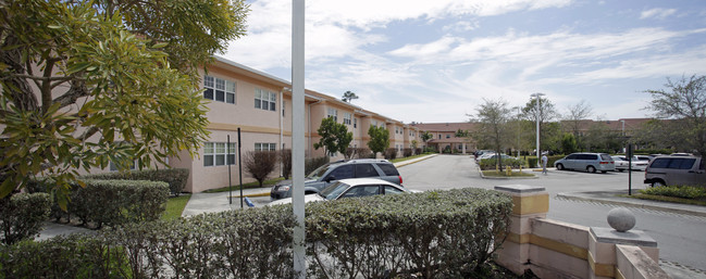 St. Anne's Gardens in Miami, FL - Foto de edificio - Building Photo