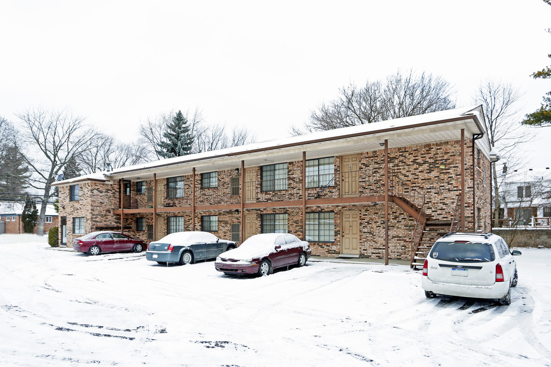 102 N Washington Ave in Clawson, MI - Building Photo