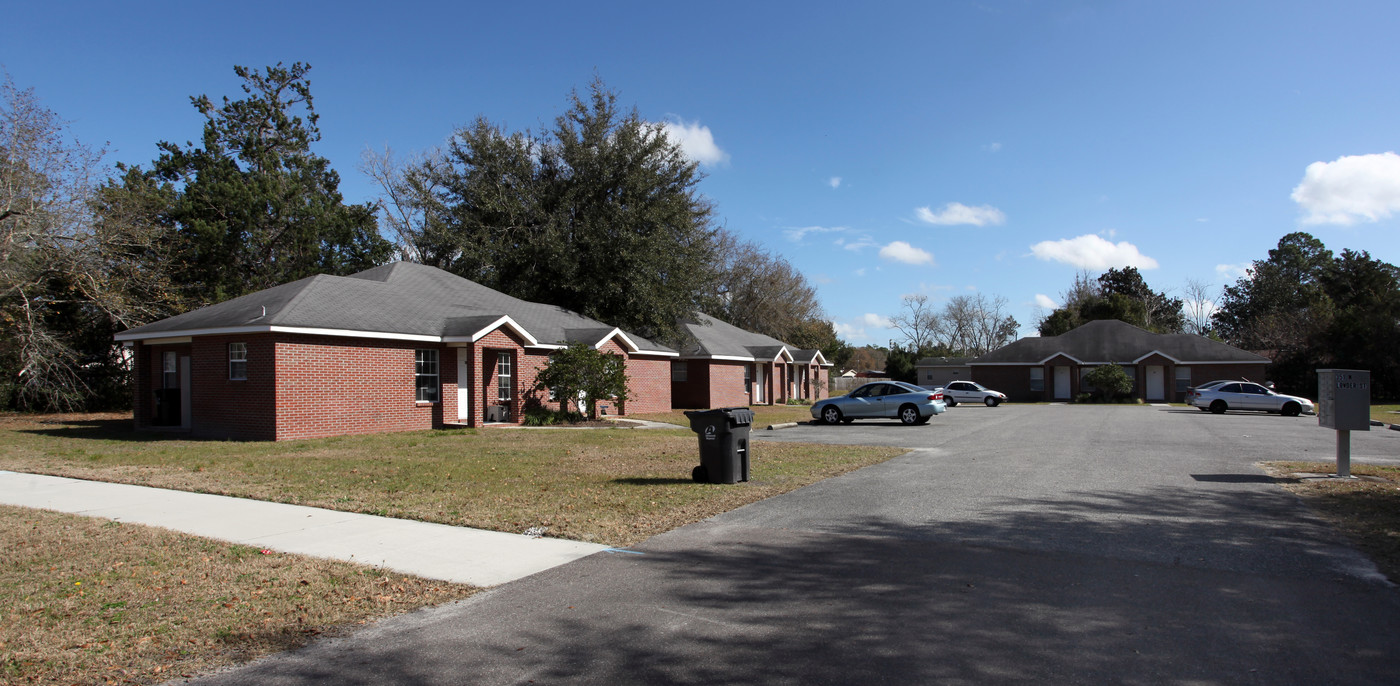 351 N Lowder St in Macclenny, FL - Foto de edificio