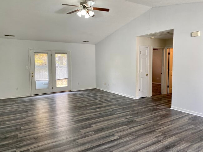 1493 Sanner Drive in Greenwood, IN - Foto de edificio - Building Photo