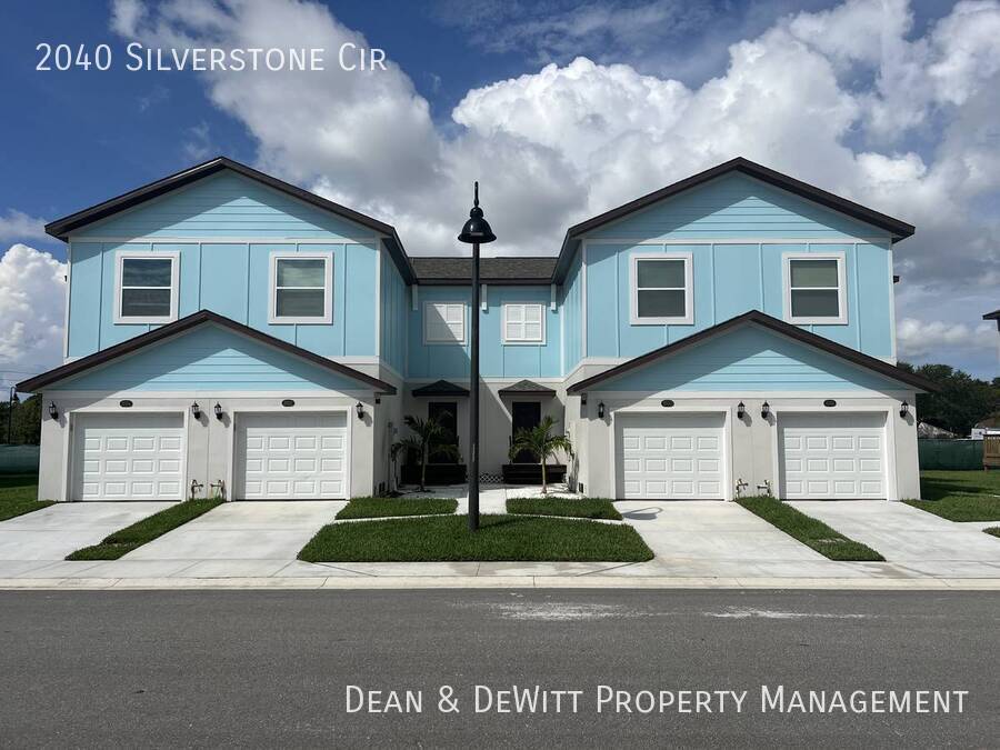 2040 Silverstone Cir in Clearwater, FL - Foto de edificio