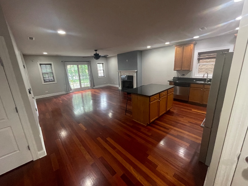 6835 S Cornell Ave in Chicago, IL - Building Photo