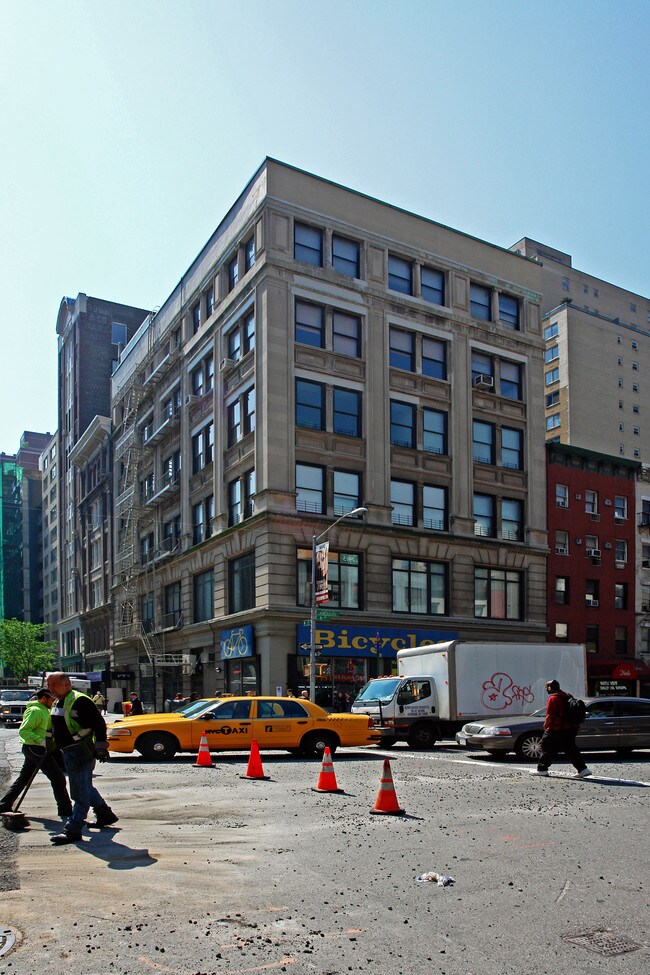 64 W 15th St in New York, NY - Foto de edificio - Building Photo