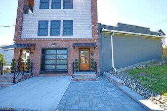 42 W Main St in Rockaway, NJ - Building Photo - Building Photo