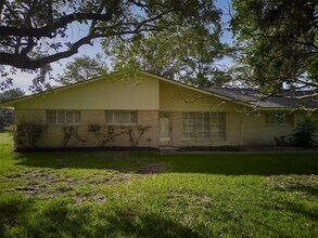 902 Clover Ridge Ave in Friendswood, TX - Building Photo - Building Photo
