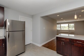 6803 N Ridge Blvd-Unit -6803-205 in Chicago, IL - Building Photo - Building Photo