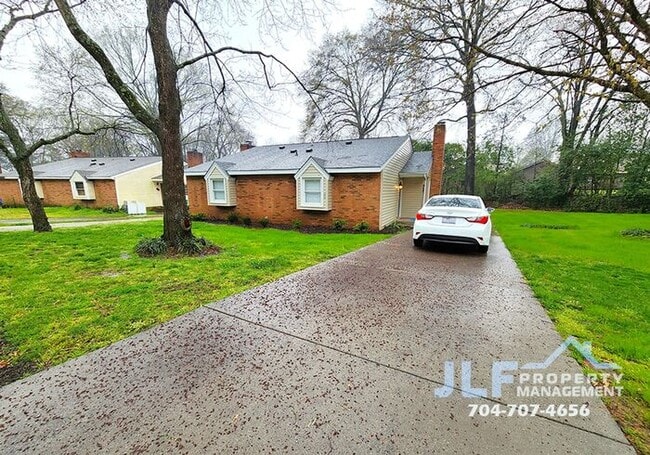 8635 Crows Nest Ln in Charlotte, NC - Building Photo - Building Photo