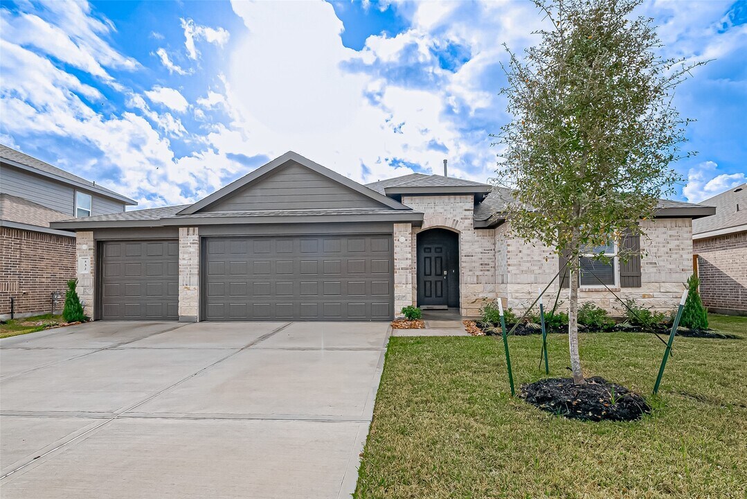 532 Comal Trl in Dayton, TX - Building Photo